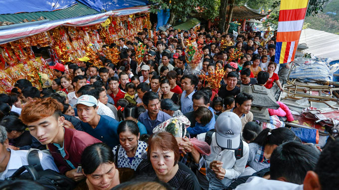 Người dân phải nhích từng bước để lên động Hương Tích trong lễ hội chùa Hương 2014 - Ảnh: Tiến Thành