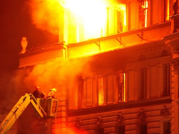 Các đám cháy do người biểu tình đốt tòa nhà chính quyền địa phương ở thủ đô Sarajevo. (Nguồn: AFP/TTXVN)