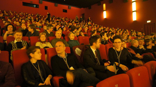 Khán giả ngồi kín rạp trong một buổi chiếu Nước 2030 - Ảnh: Đoàn làm phim cung cấp
