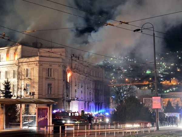 Người biểu tình đốt tòa nhà chính quyền địa phương ở thủ đô Sarajevo. (Nguồn: AFP/TTXVN)