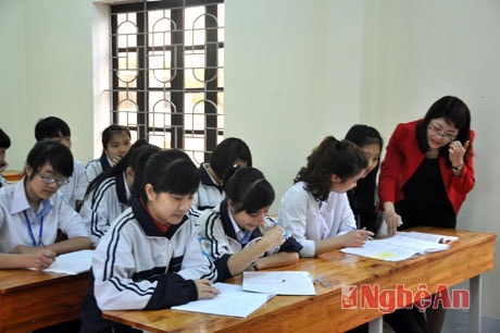 Cô giáo Nguyễn Thị Hoa Huệ và đội tuyển môn Địa lý.