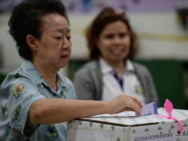 Cử tri bỏ phiếu tại điểm bầu cử ở Bangkok ngày 2/2. (Nguồn: AFP/TTXVN)