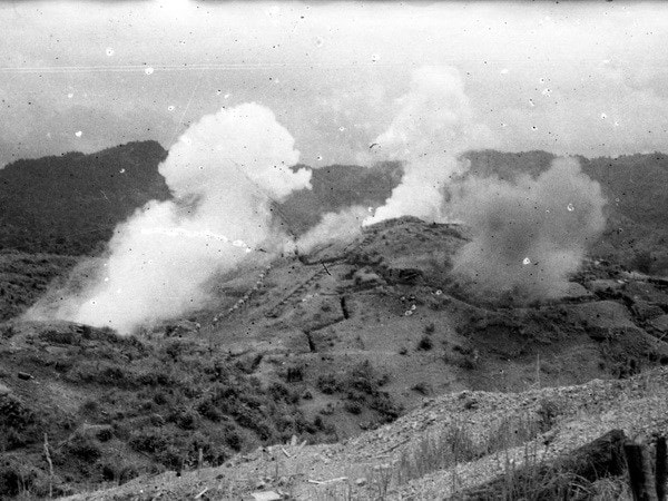 Ngày 13/3/1954, ngày mở đầu chiến dịch Điện Biên Phủ, đạn pháo của ta đã bắn trúng nhiều vị trí của địch trên đồi Him Lam, Độc Lập, Bản Kéo. Ảnh tư liệu: TTXVN