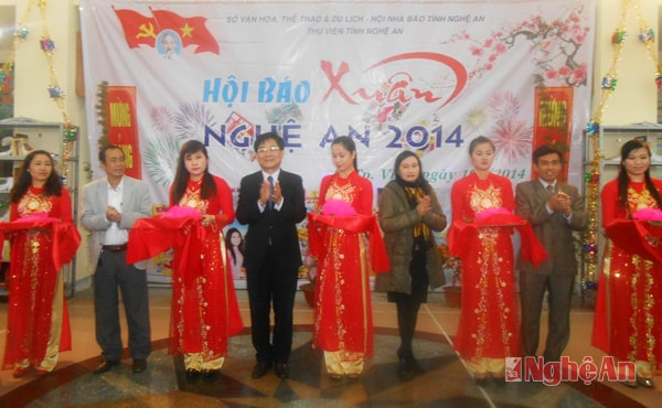 Cắt băng khai mạc hội báo xuân.