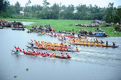 Đua thuyển truyền thống trong lễ hội Bà chợ Được.