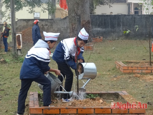 Các em nhỏ tham gia trồng cây