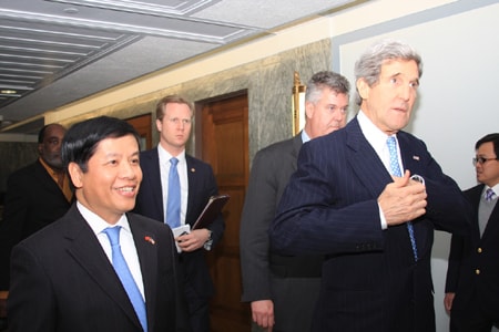  Đại sứ Việt Nam tại Mỹ Nguyễn Quốc Cường (trái) đón Ngoại trưởng John Kerry. Ảnh: TTXVN