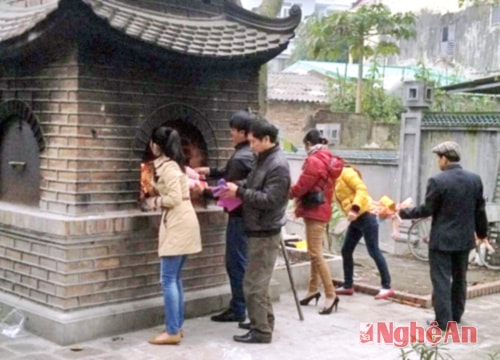 Đốt vàng mã tại đền Hồng Sơn (TP. Vinh).
