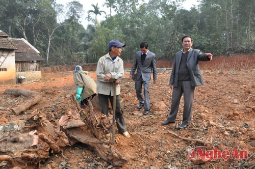Cán bộ huyện Tân Kỳ và xã Kỳ Sơn trao đổi với người dân xóm Phượng Kỳ 1 về kết quả hiến đất mở đường.