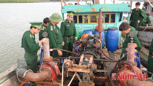 Kiểm tra phương tiện vi phạm trên biển.Ảnh: Hải Thượng