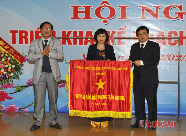 Đồng chí Huỳnh Thanh Điền trao cờ đơn vị thi đua xuất sắc của Chính phủ cho đơn vị.