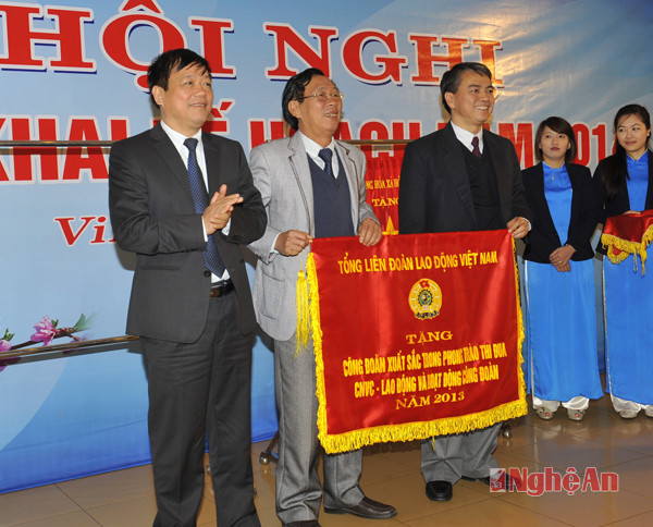 Đồng chí Trần Mạnh Hùng trao cờ thi đua của Tổng LĐLĐ cho Công đoàn Viễn thông Nghệ An.