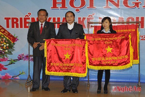 Đồng chí Hồ Trung Thành - Giám đốc Sở TT-TT trao cờ thi đua của Bộ TT-TT cho 2 đơn vị trực thuộc.