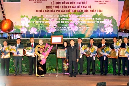 Đại diện các địa phương nhận Bằng của UNESCO vinh danh Nghệ thuật Đờn ca tài tử Nam Bộ là Di sản Văn hóa phi vật thể đại diện của nhân loại - Ảnh: VGP/Nhật Bắc