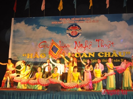 Tiết mục của Thành phố Vinh tham gia tại giao lưu nghệ thuật Hào khí Hoan Châu.