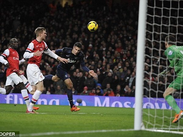 Robn van Persie không thể chọc thủng lưới Arsenal. (Nguồn: Daily Mail)