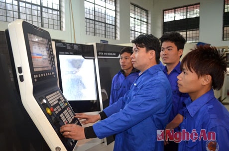 Giờ thực hành ở Khoa cơ khí chế tạo máy, Trường Đại học Sư phạm kỹ thuật Vinh.