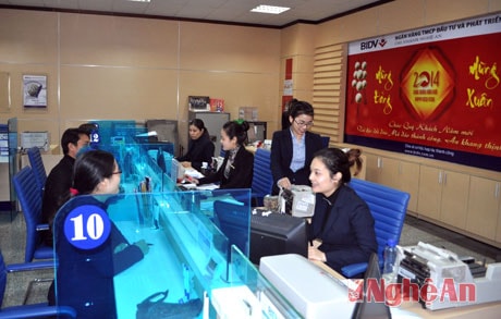 Giao dịch tại Ngân hàng BIDV Chi nhánh Nghệ An. Ảnh: H.V
