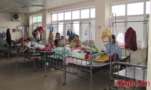 Lượng bệnh nhi tăng đột biến khiến Khoa hô hấp phải kê thêm giường ngoài hành lang để cho bệnh nhân nằm.