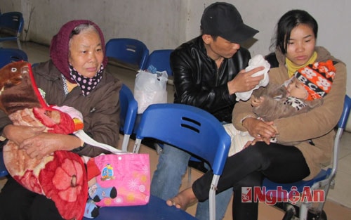 Nhiều người lo lắng vì thời tiết giá rét kéo dài, trẻ  dễ bị ốm.