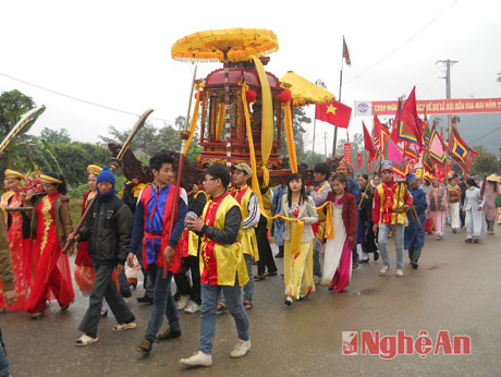 Đoàn rước liệu tịa lễ hội Đền vua Mai năm 2014