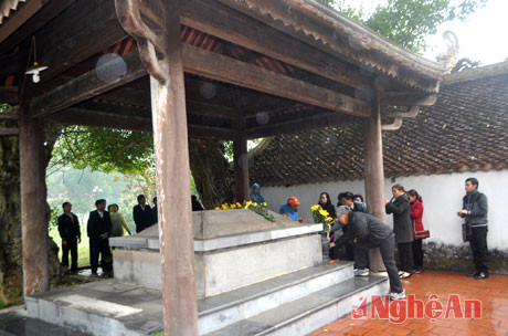 Nhân dân và du khách dâng hương tại khu lăng mộ vua Mai