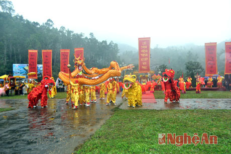 Màn múa lên rồng tại lễ khai mạc lễ hội Đền vua Mai năm 2014