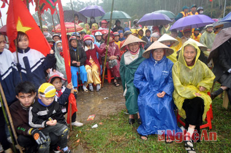 Đông đảo nhân dân đội mưa dự lễ hội.