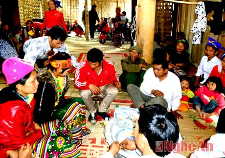 Làm lễ tại một đám cưới người Khơ mú, bản Pủng  Cà Moong (Lượng Minh - Tương Dương). t