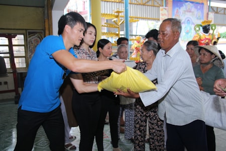 Công Vinh và Thủy Tiên trong lần về quê làm từ thiện tháng 3/2013.