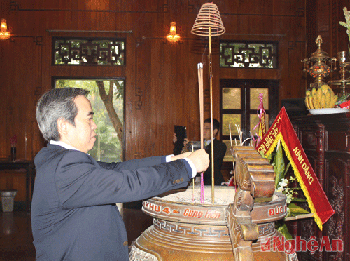Thống đốc Ngân hàng Nhà nước dâng hương lên anh linh Chủ tịch Hồ Chí Minh