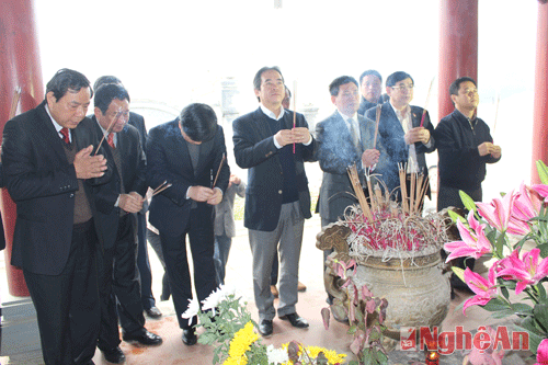 Thống đốc Ngân hàng Nhà nước cùng lãnh đạo tỉnh dâng hương tưởng niệm các TNXP hy sinh tại Truông Bồn