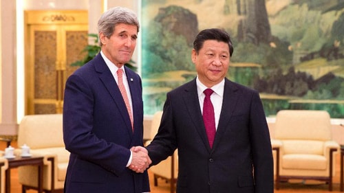 Ngoại trưởng Mỹ John Kerry bắt tay Chủ tịch Trung Quốc Tập Cận Bình tại Đại lễ đường Nhân dân ở Bắc Kinh hôm 14/2 (Ảnh: AFP)