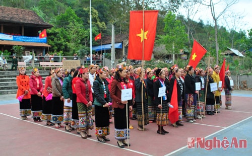 Sặc sỡ trong trang phục truyền thống của dân tộc mình trong ngày Hội thi cấy đầu xuân của xã tổ chức. (A 1).