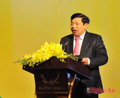 Đồng chí Nguyễn Xuân Đường báo cáo tình hình KT - XH Nghệ An