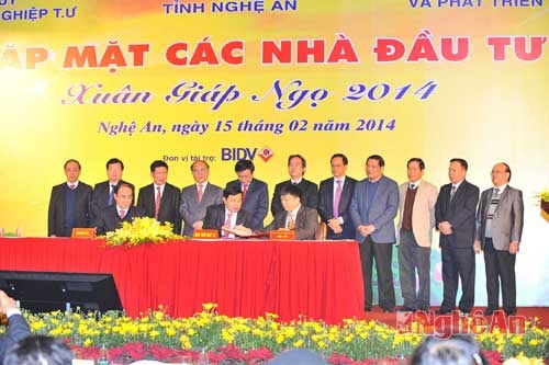 Ký cam kết đầu tư giữa lãnh đạo tỉnh với các doanh nghiệp