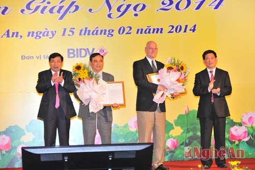 Lãnh đạo tỉnh trao giấy chứng nhận đầu tư cho 2 doanh nghiệp