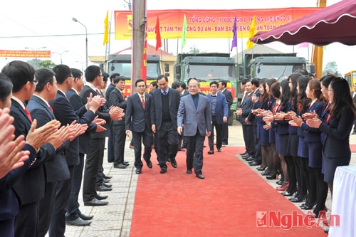 Đồng chí Nguyễn Sinh Hùng đến dự lễ động thổ