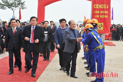 Đồng chí Nguyễn Sinh Hùng gặp gỡ thăm hỏi công nhân Cienco4