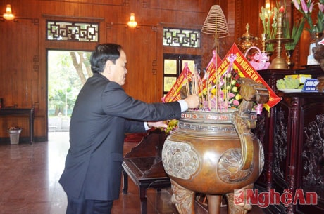 Đồng chí Nguyễn Văn Thiên dâng hương kính viếng anh linh Chủ tịch Hồ Chí Minh