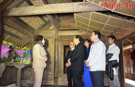 Đồng chí Nguyễn Văn Thiêng nghe thuyết minh về thân thế, sự nghiệp của Người tại Làng Sen