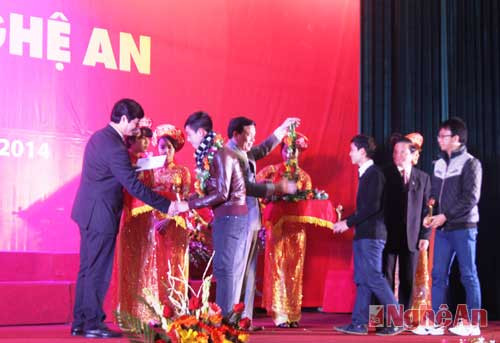 Đồng chí Lê Xuân Đại - Phó Chủ tịch UBND tỉnh trao thưởng cho các cá nhân, tập thể nhận giải thưởng quỹ Tâm Tài 