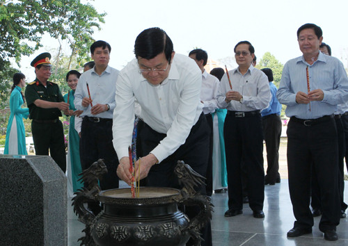 Chủ tịch nước Trương Tấn Sang đến đặt vòng hoa và thắp hương tưởng niệm tại mộ cụ Phó bảng Nguyễn Sinh Sắc. Ảnh: TTXVN