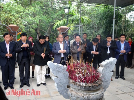 Đồng Chí Nguyễn Sinh Hùng và đoàn dâng hương tại Khu mộ thân mẫu Vua Mai