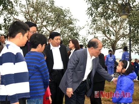 Đồng chí Nguyễn Sinh Hùng thăm hỏi các em nhỏ của huyện Nghĩa Đàn