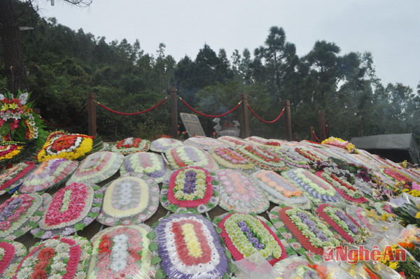 Những vòng hoa của cán bộ, nhân dân khắp cả nước kính viếng trước phần mộ Đại tướng Võ Nguyên Giáp