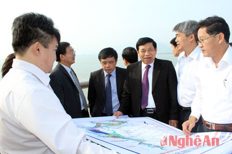 Lãnh đạo tỉnh tham quan Khu kinh tế Nhơn Hội - tỉnh Bình Định năm 2013. Ảnh: Nguyên Sơn