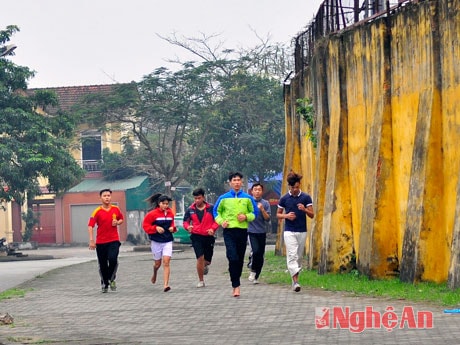 Các VĐV thực hiện bài tập chạy bền quanh SVĐ Vinh.