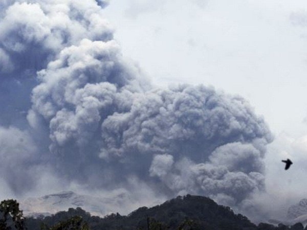Núi lửa Kelud phun trào, nhìn từ làng Anyar ở Blitar, Đông Java, Indonesia ngày 14/2. (Nguồn: AP)