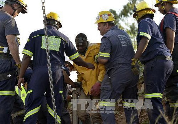 Nhân viên cứu hộ giúp một thợ mỏ sau khi được cứu thoát. (Nguồn: AFP/TTXVN)
